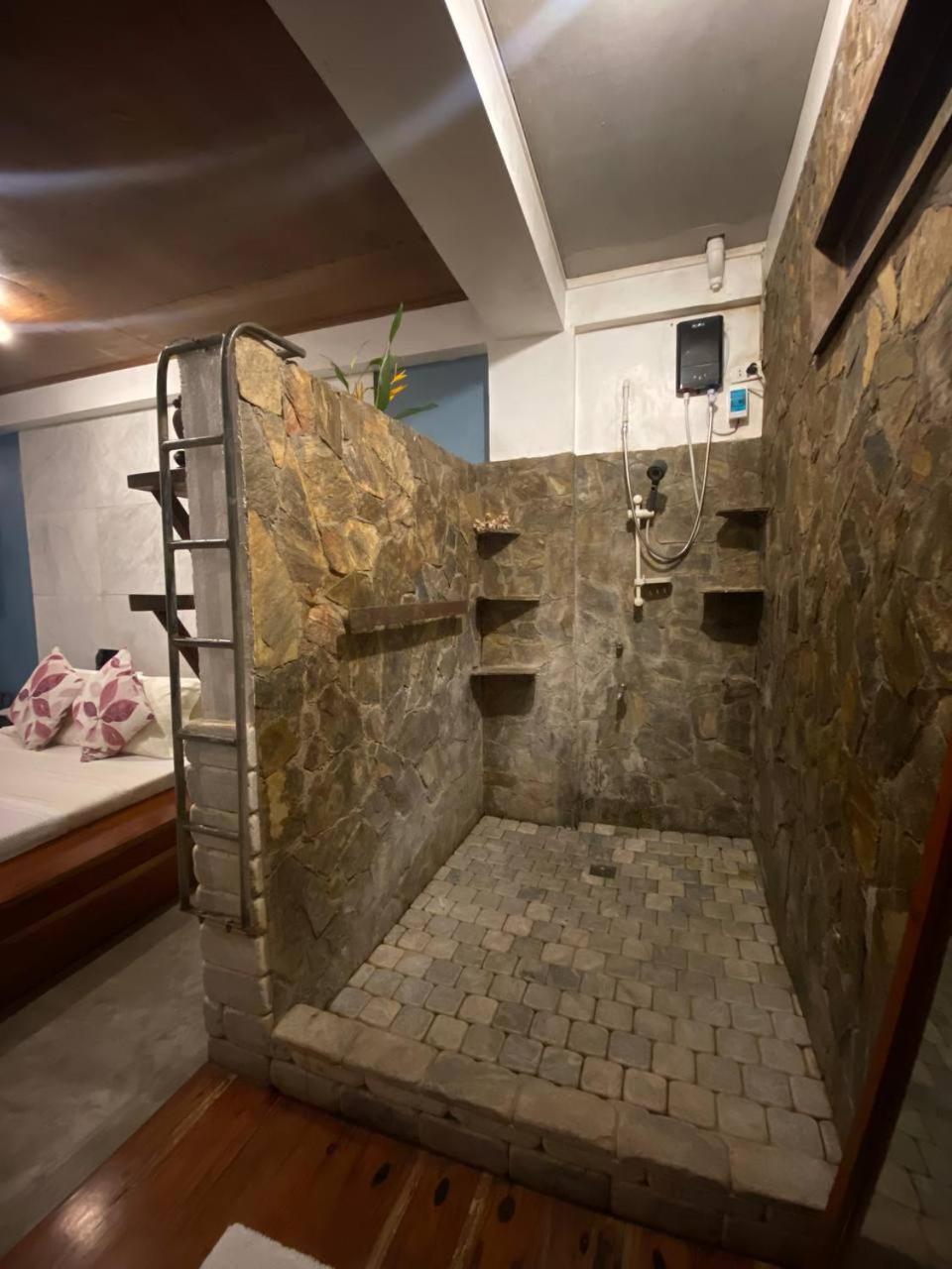 Romblon Stone Creek House Bed & Breakfast エクステリア 写真